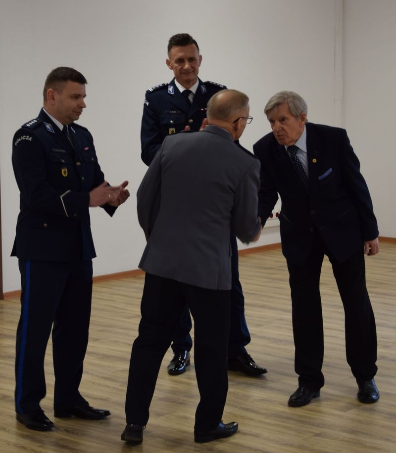 Malbork. Pożegnanie z policyjnym mundurem – asp. szt. Wojciech Tołkacz przeszedł na emeryturę.