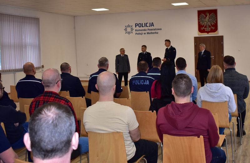 Malbork. Pożegnanie z policyjnym mundurem – asp. szt. Wojciech Tołkacz przeszedł na emeryturę.