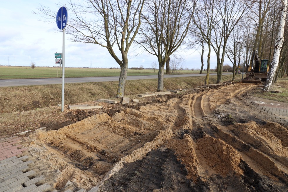 Nowy Staw. Trwa remont ścieżki pieszo-rowerowej na ul. Obrońców Westerplatte.