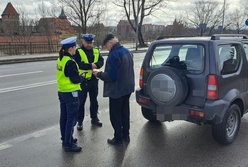 Malbork. Policjanci rozdawali apteczki samochodowe dla kierowców w ramach akcji Bezpieczna droga na ferie.