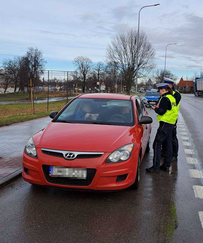 Malbork. Policjanci rozdawali apteczki samochodowe dla kierowców w ramach akcji Bezpieczna droga na ferie.