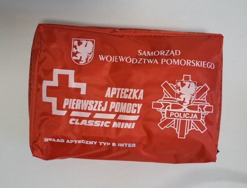 Malbork. Policjanci rozdawali apteczki samochodowe dla kierowców w ramach akcji Bezpieczna droga na ferie.