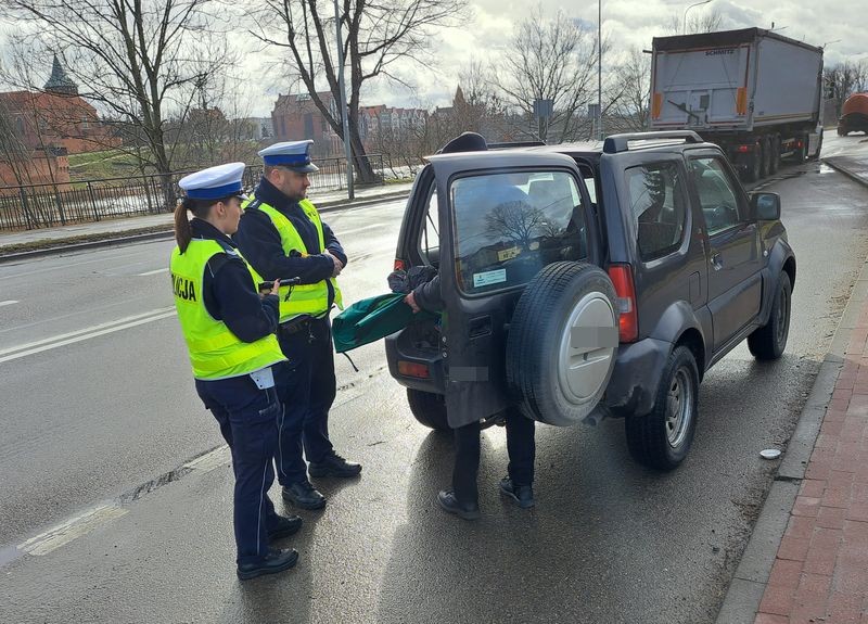 Malbork. Policjanci rozdawali apteczki samochodowe dla kierowców w ramach akcji Bezpieczna droga na ferie.