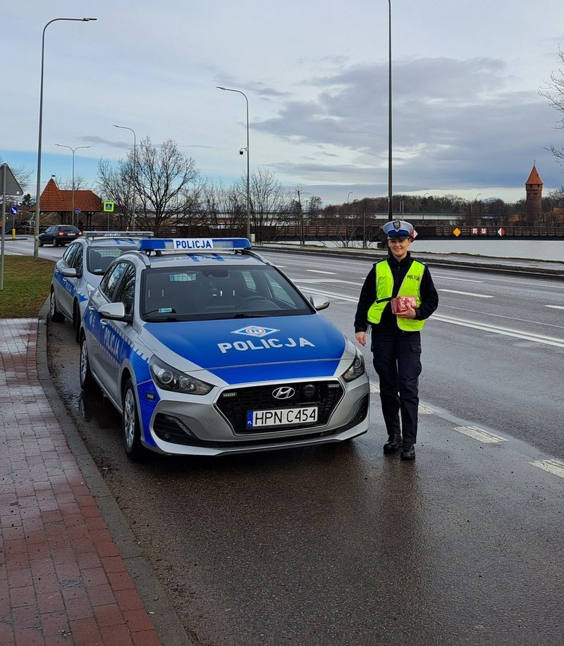 Malbork. Policjanci rozdawali apteczki samochodowe dla kierowców w ramach akcji Bezpieczna droga na ferie.
