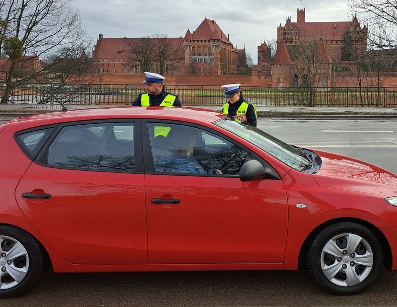 Malbork. Policjanci rozdawali apteczki samochodowe dla kierowców w ramach akcji Bezpieczna droga na ferie.