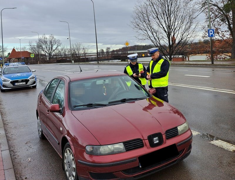 Malbork. Policjanci rozdawali apteczki samochodowe dla kierowców w ramach akcji Bezpieczna droga na ferie.