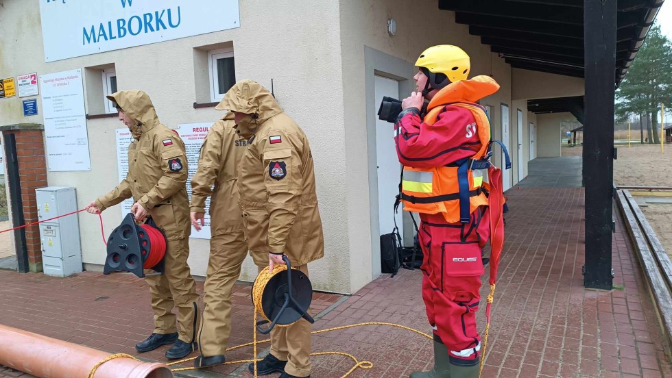 Malbork. Strażacy ćwiczyli na rzece Nogat. Wideo i zdjęcia