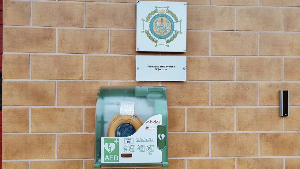 Na budynku OSP Jantar zainstalowano automatyczny defibrylator AED.