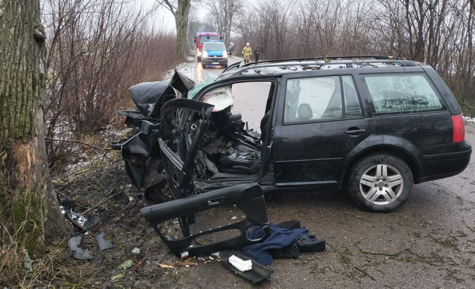 Powiat nowodworski. Mężczyzna zakleszczony w pojeździe po wypadku w Stawcu.