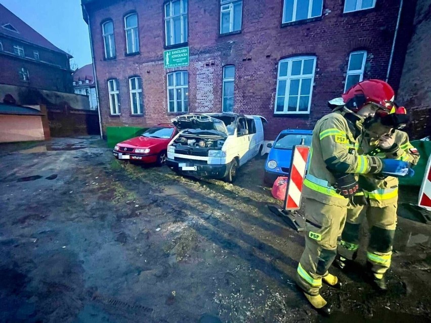 Pożar samochodu z mężczyzną w środku na ul. Poczty Gdańskiej – tygodniowy raport malborskich służb mundurowych.