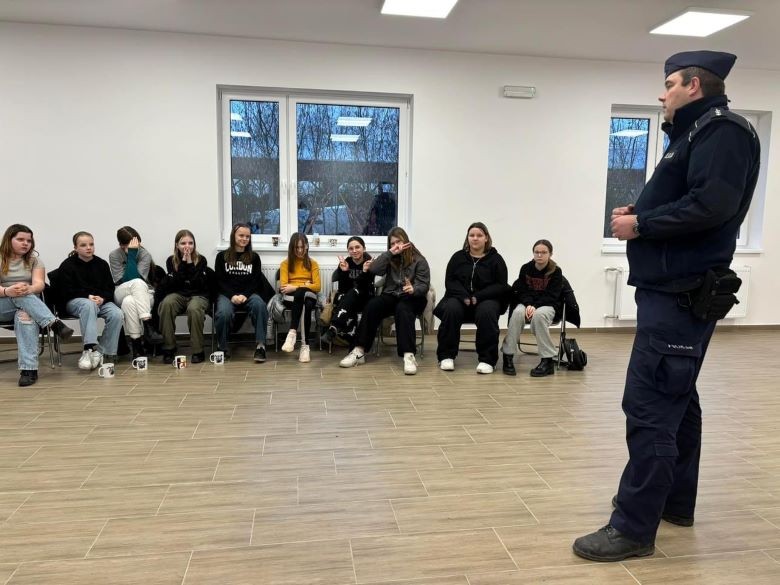 Powiat sztumski. Policjanci z młodzieżą rozmawiali o hejcie i mowie nienawiści w internecie.