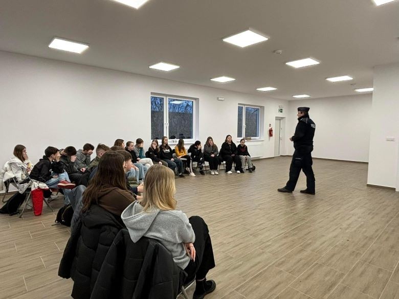 Powiat sztumski. Policjanci z młodzieżą rozmawiali o hejcie i mowie nienawiści w internecie.