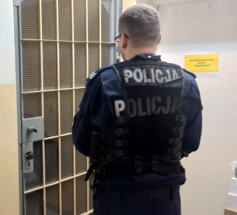 Powiat sztumski. Przed policjantami schował się na łóżku pod kołdrą.