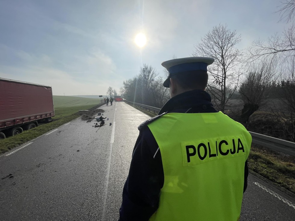 Powiat sztumski. Śmiertelny wypadek w Jurkowicach – nie żyje kierowca osobówki.