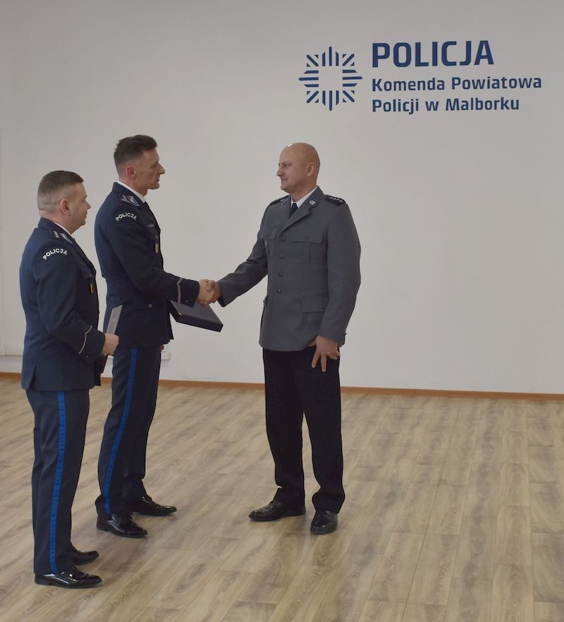 Malbork. Z policyjnym mundurem pożegnali się asp. szt. Sylwia Kowalewska i asp. szt. Witold Damaske.