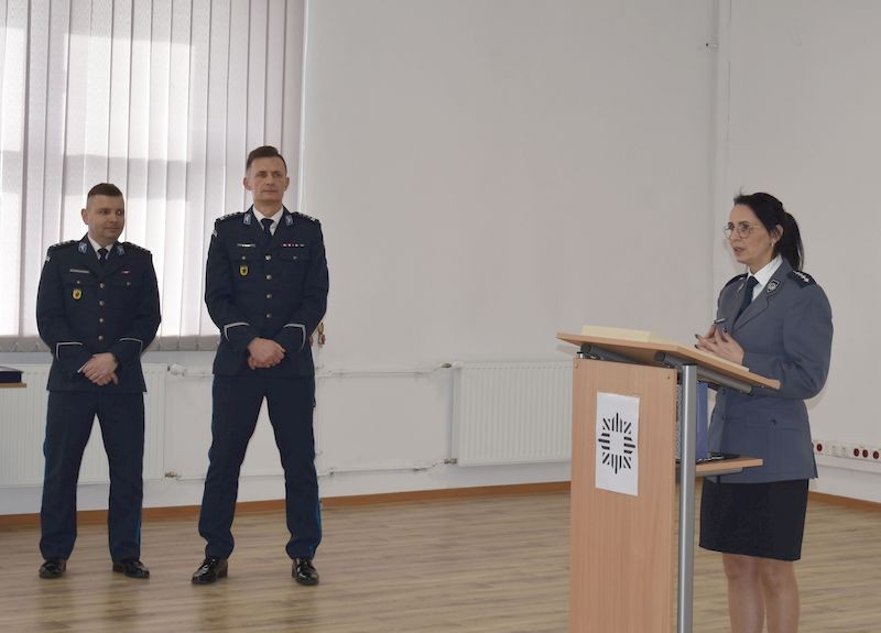 Malbork. Z policyjnym mundurem pożegnali się asp. szt. Sylwia Kowalewska i asp. szt. Witold Damaske.
