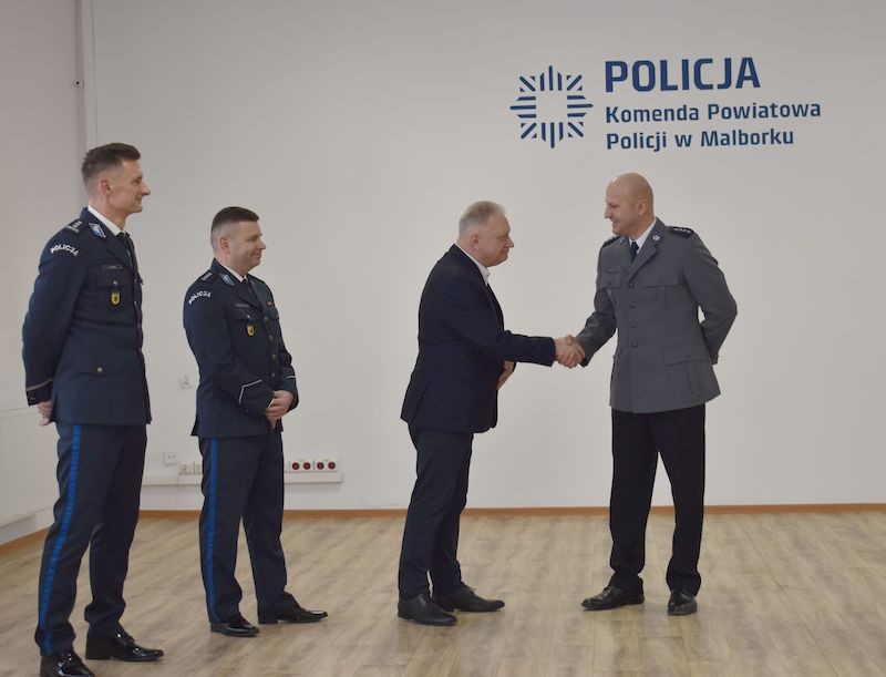 Malbork. Z policyjnym mundurem pożegnali się asp. szt. Sylwia Kowalewska i asp. szt. Witold Damaske.