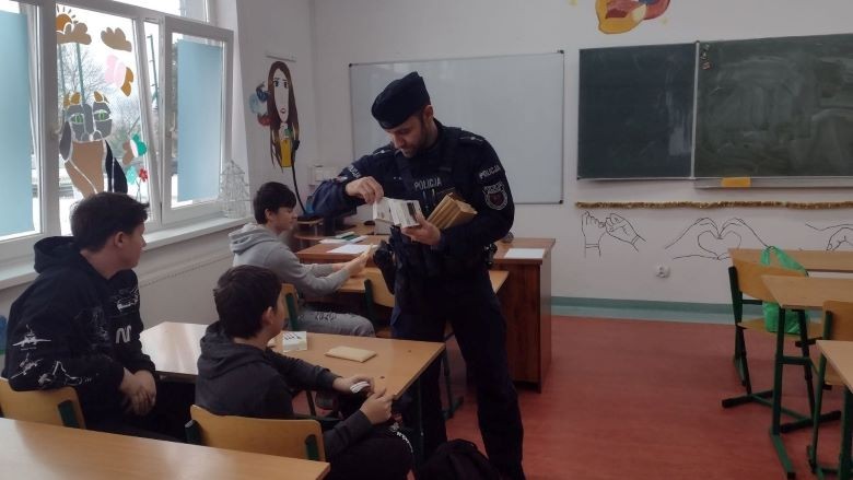 Powiat sztumski. Bezpieczeństwo w internecie tematem spotkania policjantów z uczniami.