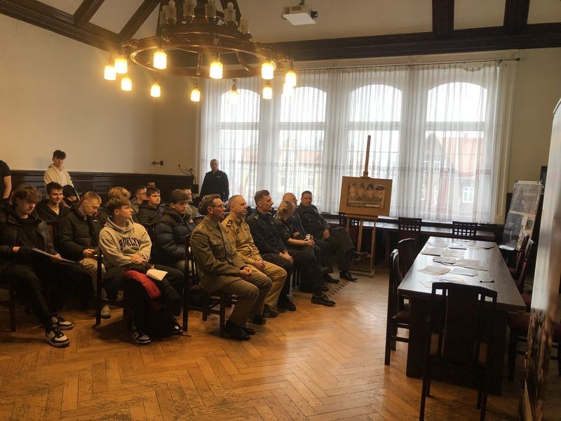 Malbork. Zostań jednym z nas – zachęcali policjanci podczas kwalifikacji wojskowej.