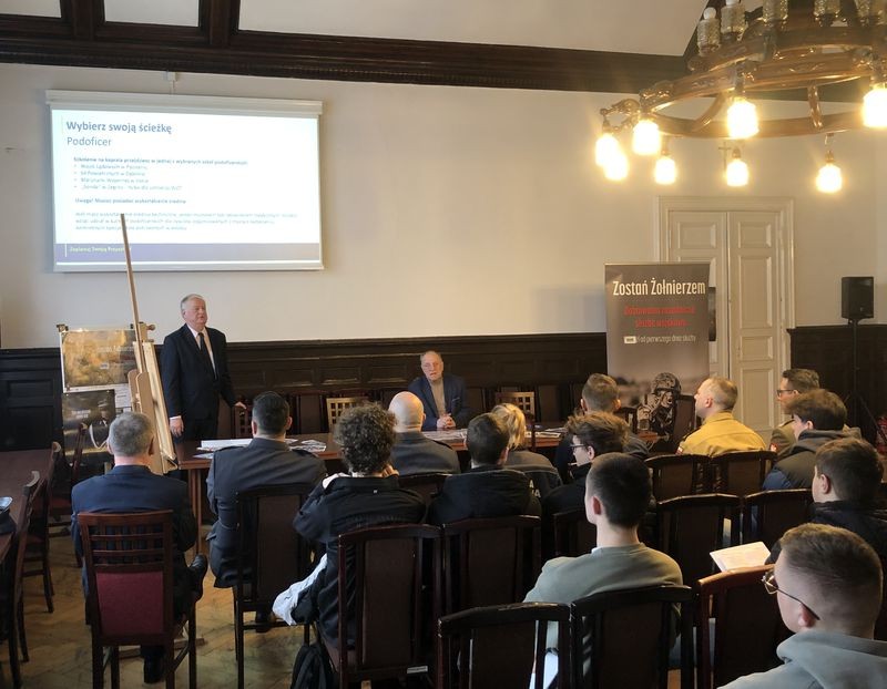 Malbork. Zostań jednym z nas – zachęcali policjanci podczas kwalifikacji wojskowej.