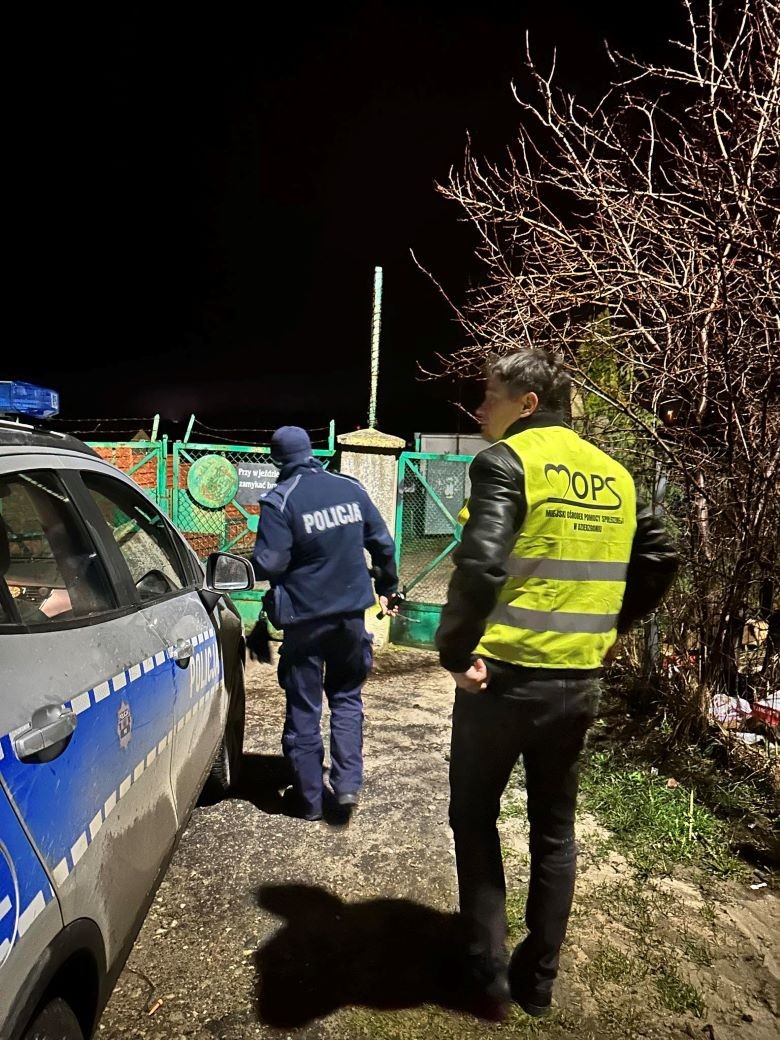 Powiat sztumski. Policjanci i MOPS wspierają osoby bezdomne.