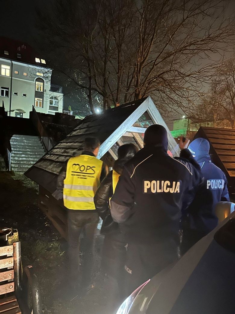 Powiat sztumski. Policjanci i MOPS wspierają osoby bezdomne.