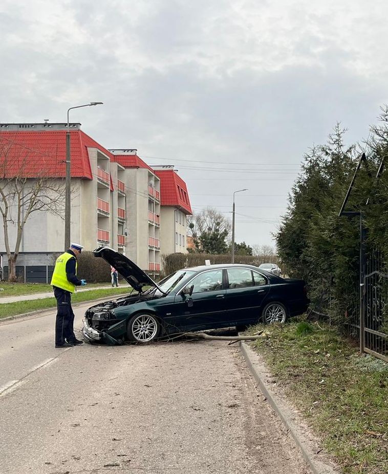Malbork. Jedna osoba w szpitalu po dachowaniu na ul. Konopnickiej – kierowca pod wpływem narkotyków.