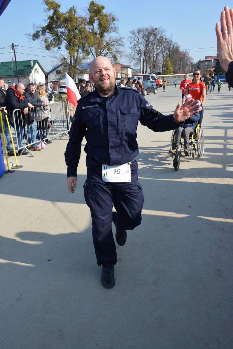 Dzierzgoń. Policjant sztumskiej drogówki w czołówce Biegu Tropem Wilczym.