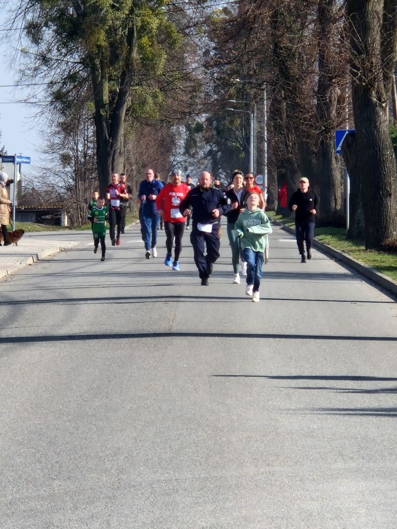 Dzierzgoń. Policjant sztumskiej drogówki w czołówce Biegu Tropem Wilczym.
