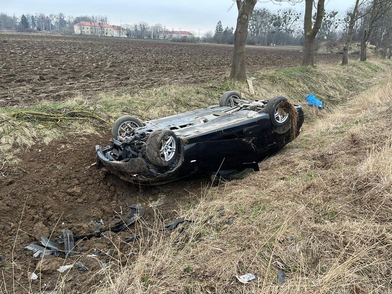 DK22. Nieprawidłowe wyprzedzanie przyczyną kolizji w Królewie – samochód dachował do przydrożnego rowu.