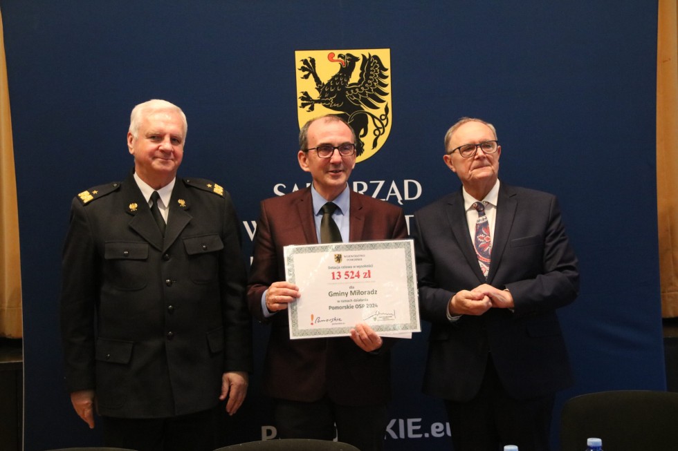 To inwestycja w bezpieczeństwo mieszkańców – podpisano pierwsze umowy w programie Pomorskie OSP.