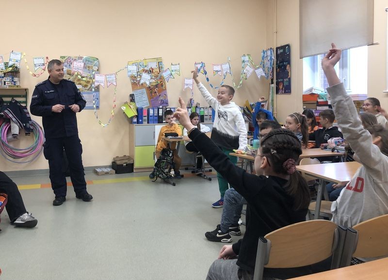 Malbork. Uczę się bezpieczeństwa na drogach – policjanci rozdawali dzieciom odblaskowe opaski.