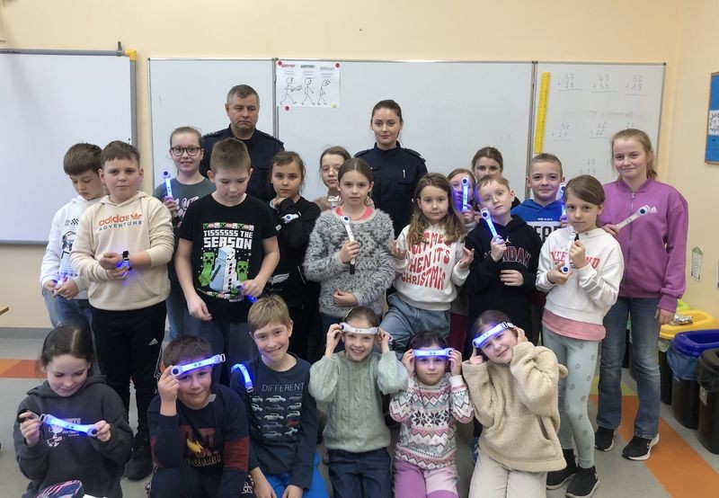 Malbork. Uczę się bezpieczeństwa na drogach – policjanci rozdawali dzieciom odblaskowe opaski.