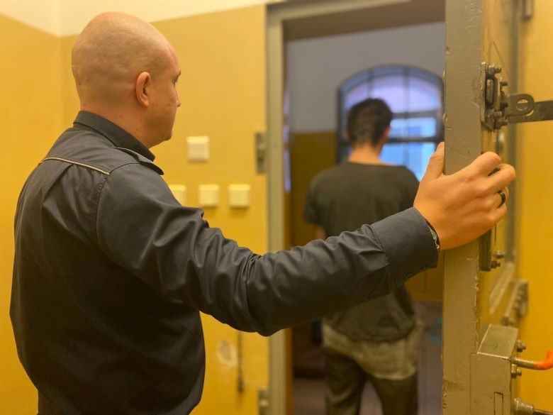 Powiat sztumski. Po awanturze pijany syn uderzył matkę młotkiem – trafił do aresztu.