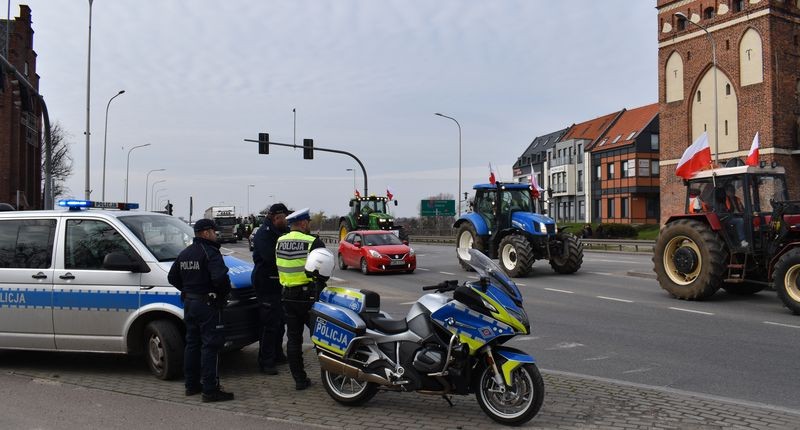 Malbork. Policjanci zabezpieczali protest rolników.