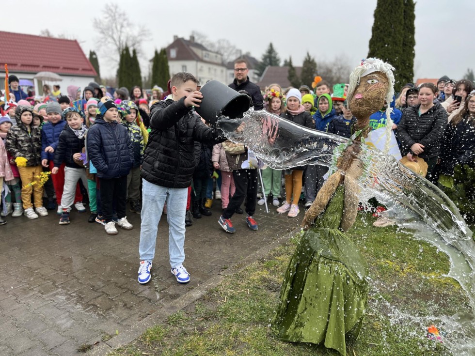 Stare Pole. Uczniowie powitali wiosnę.