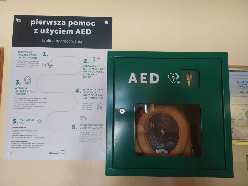 Nowy Dwór Gdański. Defibrylator AED dla Zespołu Szkół.