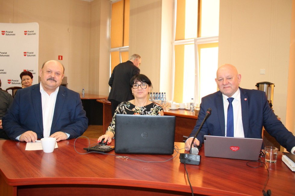 Sztum. Ostatnia sesja Rady Powiatu i medale dla zasłużonych.