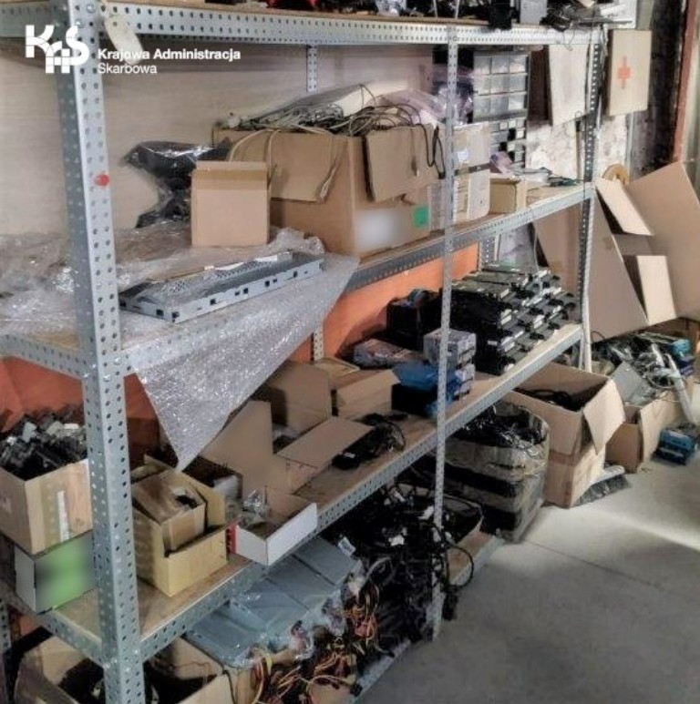 Uderzenie funkcjonariuszy KAS w magazyny z automatami w Elblągu