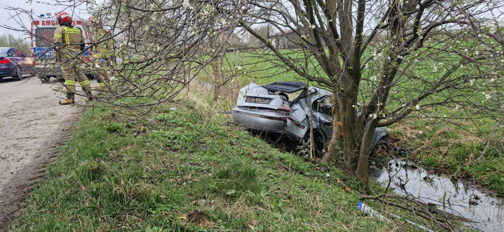 Powiat nowodworski. Samochód w przydrożnym rowie – troje dzieci trafiło do szpitala.