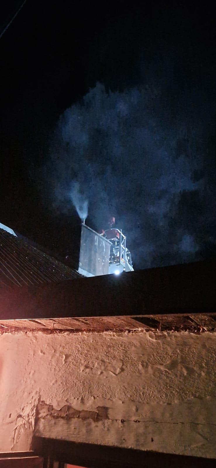 Nowy Dwór Gdański. Nocna akcja strażaków - pożar sadzy w kominie.