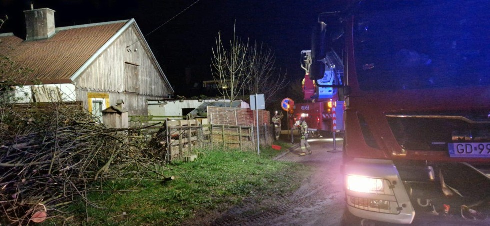 Nowy Dwór Gdański. Nocna akcja strażaków - pożar sadzy w kominie.