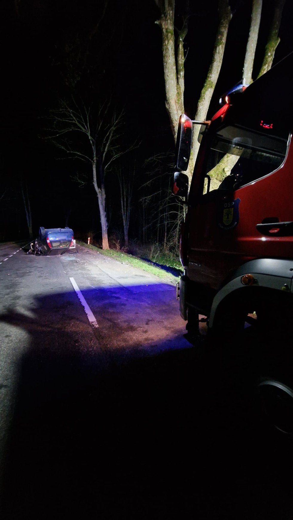 Powiat sztumski. Dachowanie na DW515 – kierowca zbiegł z miejsca zdarzenia.