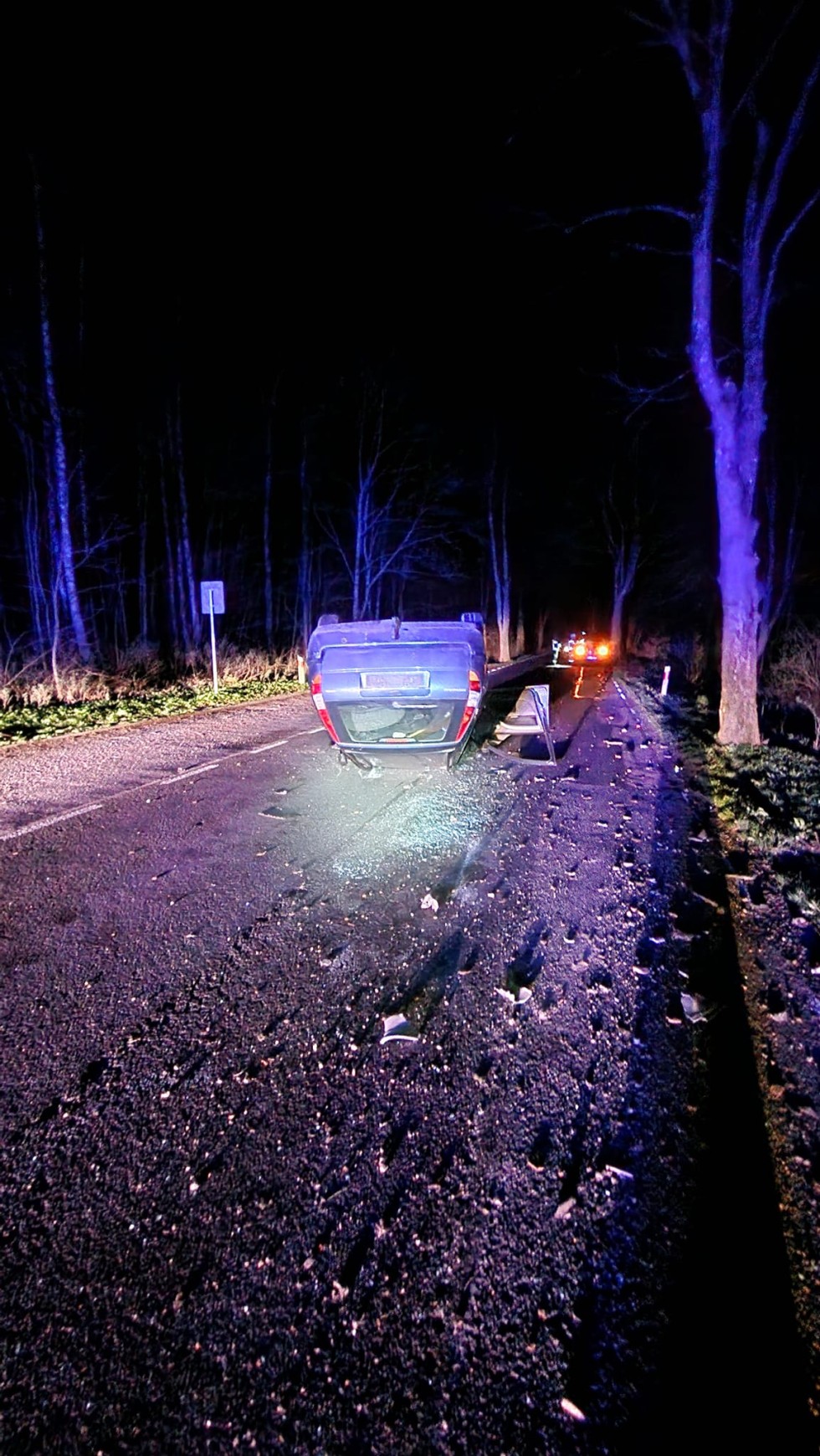 Powiat sztumski. Dachowanie na DW515 – kierowca zbiegł z miejsca zdarzenia.