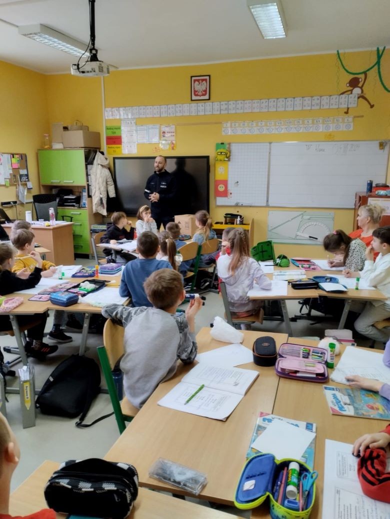 Powiat sztumski. Policjanci rozmawiali o bezpieczeństwie z najmłodszymi uczniami.