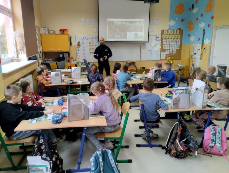 Powiat sztumski. Policjanci rozmawiali o bezpieczeństwie z najmłodszymi uczniami.