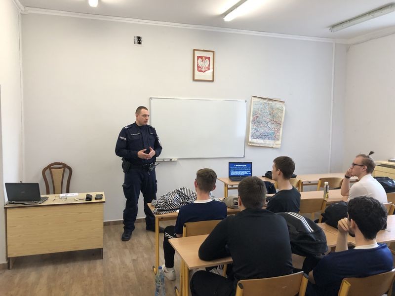 Malbork. Spotkanie policjantów z maturzystami.