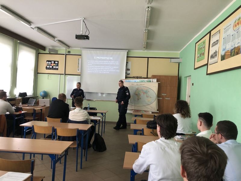 Malbork. Spotkanie policjantów z maturzystami.
