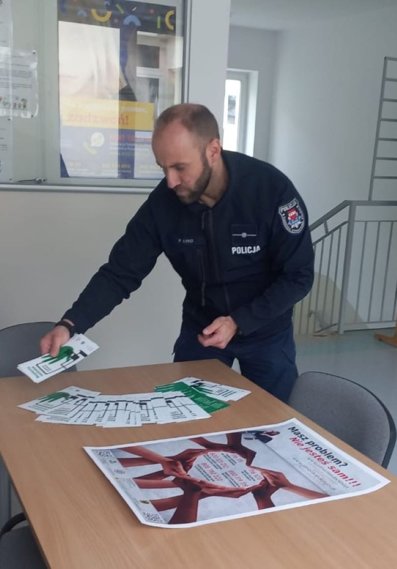 Powiat sztumski. O hejcie i tolerancji rówieśniczej – spotkanie policjanta z młodzieżą szkolną.
