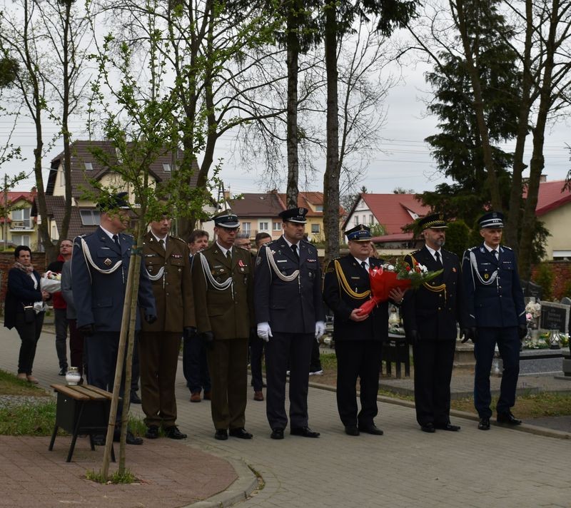 Malbork. Uroczystości upamiętniające Ofiary Zbrodni Katyńskiej z udziałem przedstawicieli służb mundurowych.